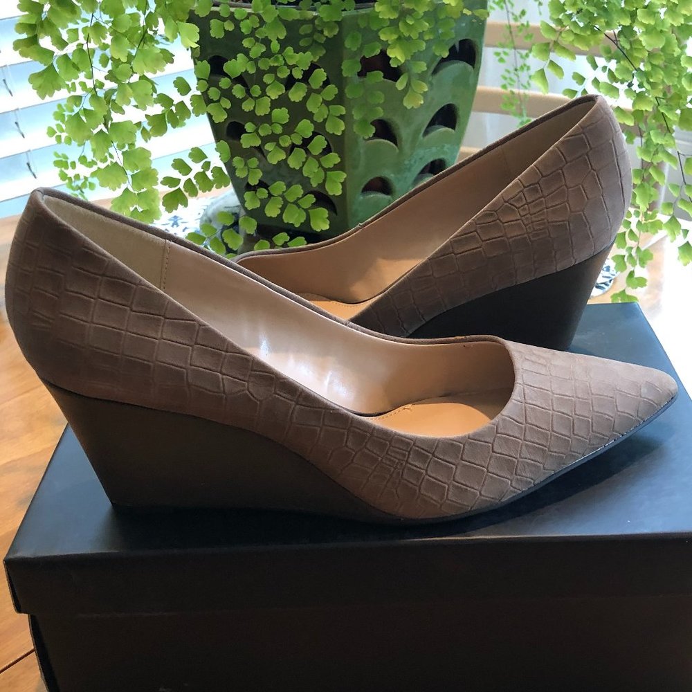 NWOT H by Halston Embossed Croco Leather Wedges Size 8 Taupe